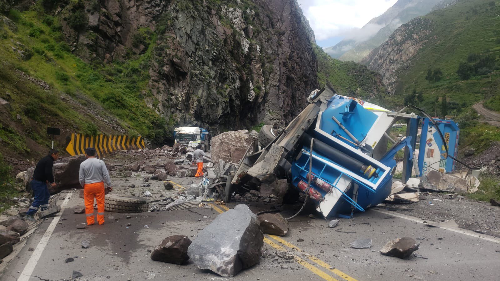 deslizamiento-de-rocas-en-la-carretera-central-aplasta-varios-vehiculos-carretera central-deslizamiento en carretera centra-rocas aplastan vehículo