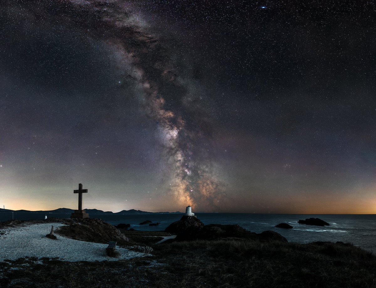 TomLast's tweet image. Re edit of panorama from last August. #llanddwyn #milkyway #benropolaris #sigmaart40mm #canonr6 #astrogogs #northwales #northwalestagram #ynysmon #visitanglesey #visitnorthwales