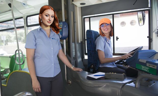 Violetrashie's tweet photo. foto filtrada de las conductoras del kikibus 🤘 https://t.co/9y5aC1fl9K