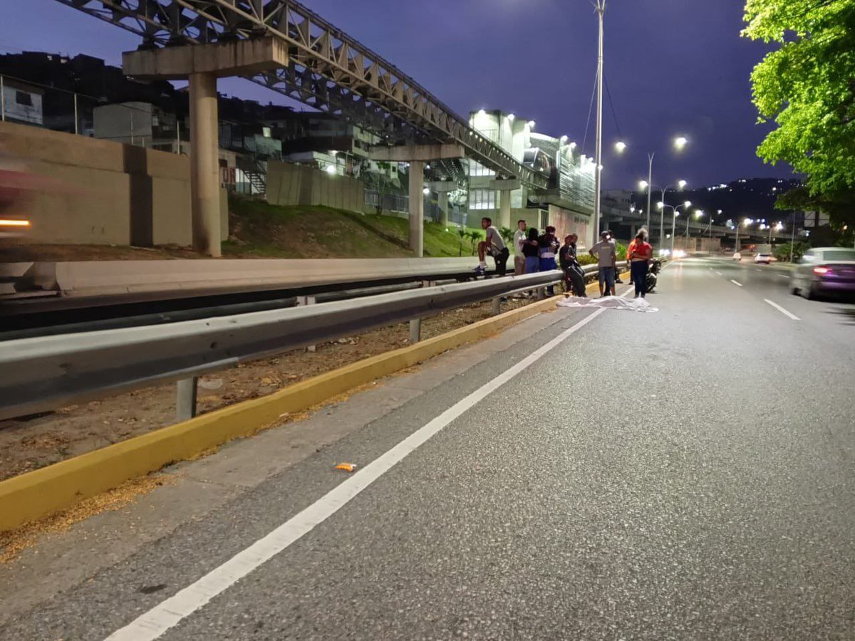 ⚫ Fallece arrollado en la Francisco Fajardo 

La mañana de éste #2Mar murió un hombre identificado como Ronald Delgado, cuando intentaba cruzar a pie la autopista y a la altura de La Urbina resultó impactado por una camioneta. 

 Síguenos
 👇👇👇👇
T.me/InformativoVen…