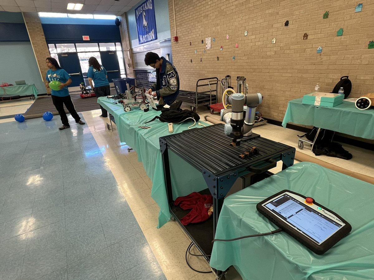 Swing by @NISDJaySEA High School today and check out STEAMfest! There’s a fleet of robots to check out, plus tons of activities for fine arts, math, zoology, computer science, astronomy, and much more from 10:00-1:00 today. Come find the @NISDJones @NISDJonesSTEM table in the gym