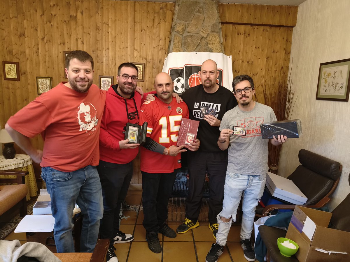 asocards's tweet image. Más tarde, en los concursos de cards, hemos votado a las ganadoras de cada categoría. De nuevo gracias a @tenpristine, los campeones han acabado contentos con sus premios.