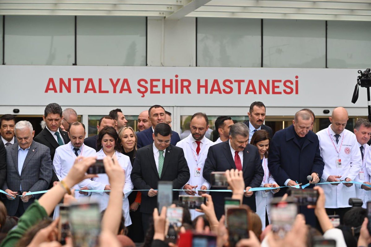 Sayın Cumhurbaşkanımızın teşrifleriyle, Antalya Şehir Hastanemizin resmi açılışını gerçekleştirdik.  Antalya Şehir Hastanemiz 1.500 yatak, 300 poliklinik kapasitesine sahip. Kadın ve Çocuk Hastanesi, Kalp Damar Hastalıkları Hastanesi, Genel Hastane ve Onkoloji Hastanesini…