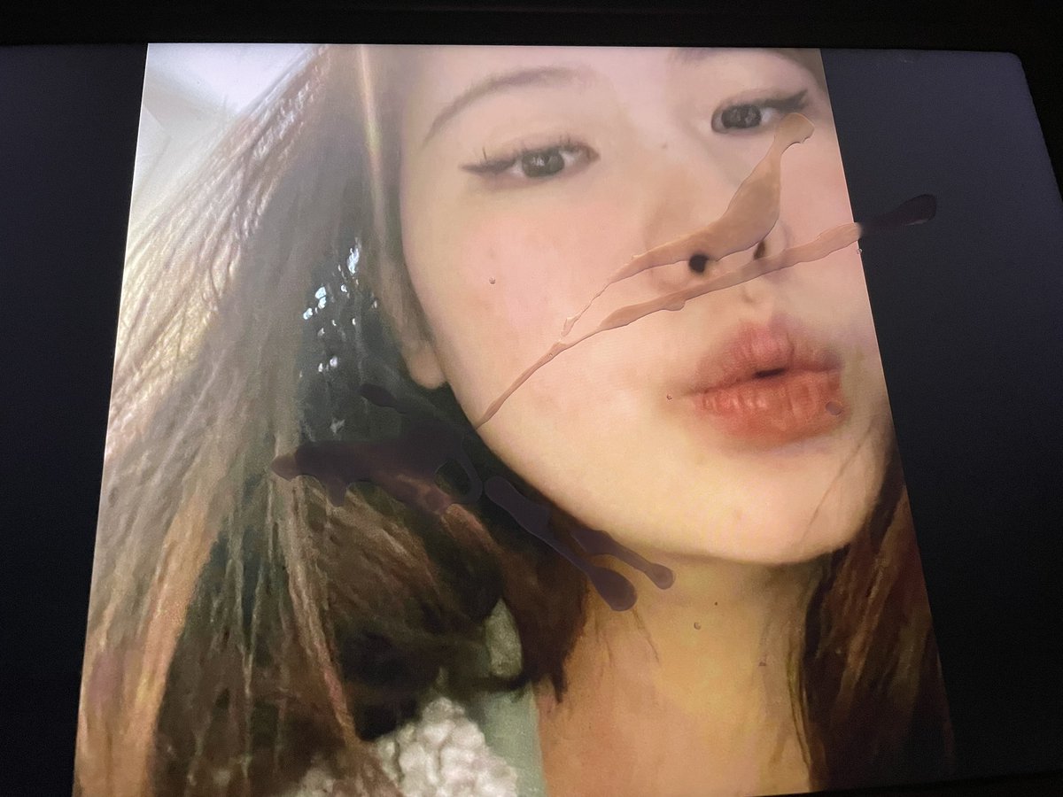 temperatureksa's tweet photo. 今天又射给了@a2K7XeMPgen17Y8 ，想被射的带图私 #射屏 #射屏返图 #合照 #cumtribute #投稿 #反差 #颜射 #射精 #精液 #喷精 #射屏母狗 #榨精脸 #羞辱  #高跟鞋 #靴子 #母狗 #打胶 #保养 #寄射 #射鞋 #恋足 #精液 #反差婊 #母狗大学生 https://t.co/PVsSHl7umN