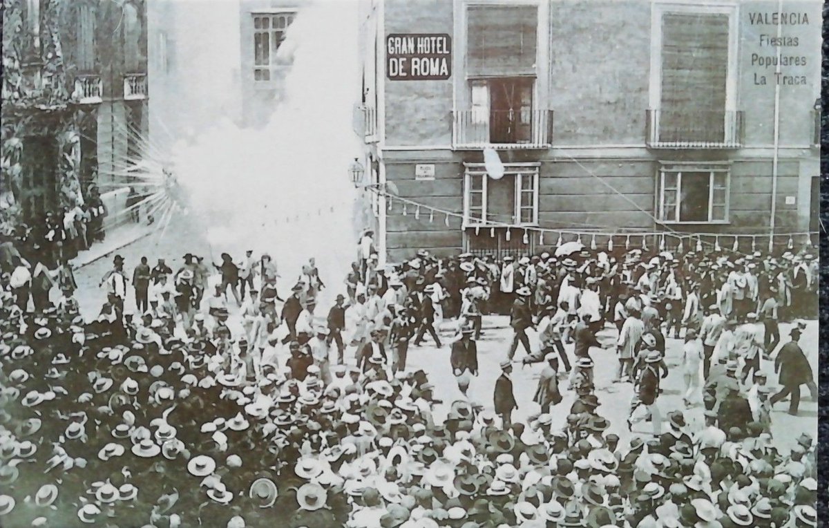 vicentbaydal's tweet image. Quan es tiraven mascletaes, fa més d'un segle enfront del Palau del Marqués de Dos Aigües, en la que llavors era la plaça de Vila-rasa, hui desapareguda i integrada en el carrer del Poeta Querol, fins fa no res la Milla d'Or de València... #valèncianosacabamai #valènciaenfalles
