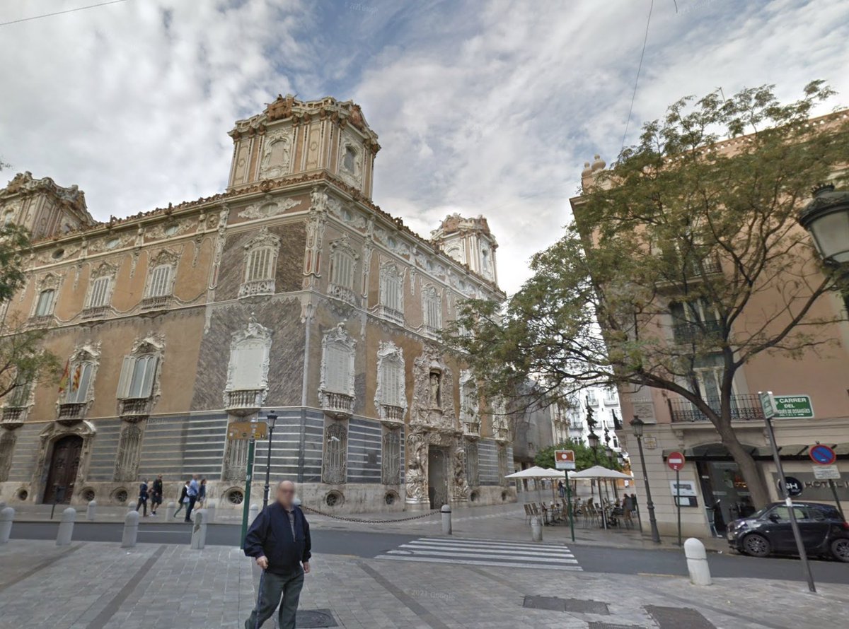 vicentbaydal's tweet image. Quan es tiraven mascletaes, fa més d'un segle enfront del Palau del Marqués de Dos Aigües, en la que llavors era la plaça de Vila-rasa, hui desapareguda i integrada en el carrer del Poeta Querol, fins fa no res la Milla d'Or de València... #valèncianosacabamai #valènciaenfalles