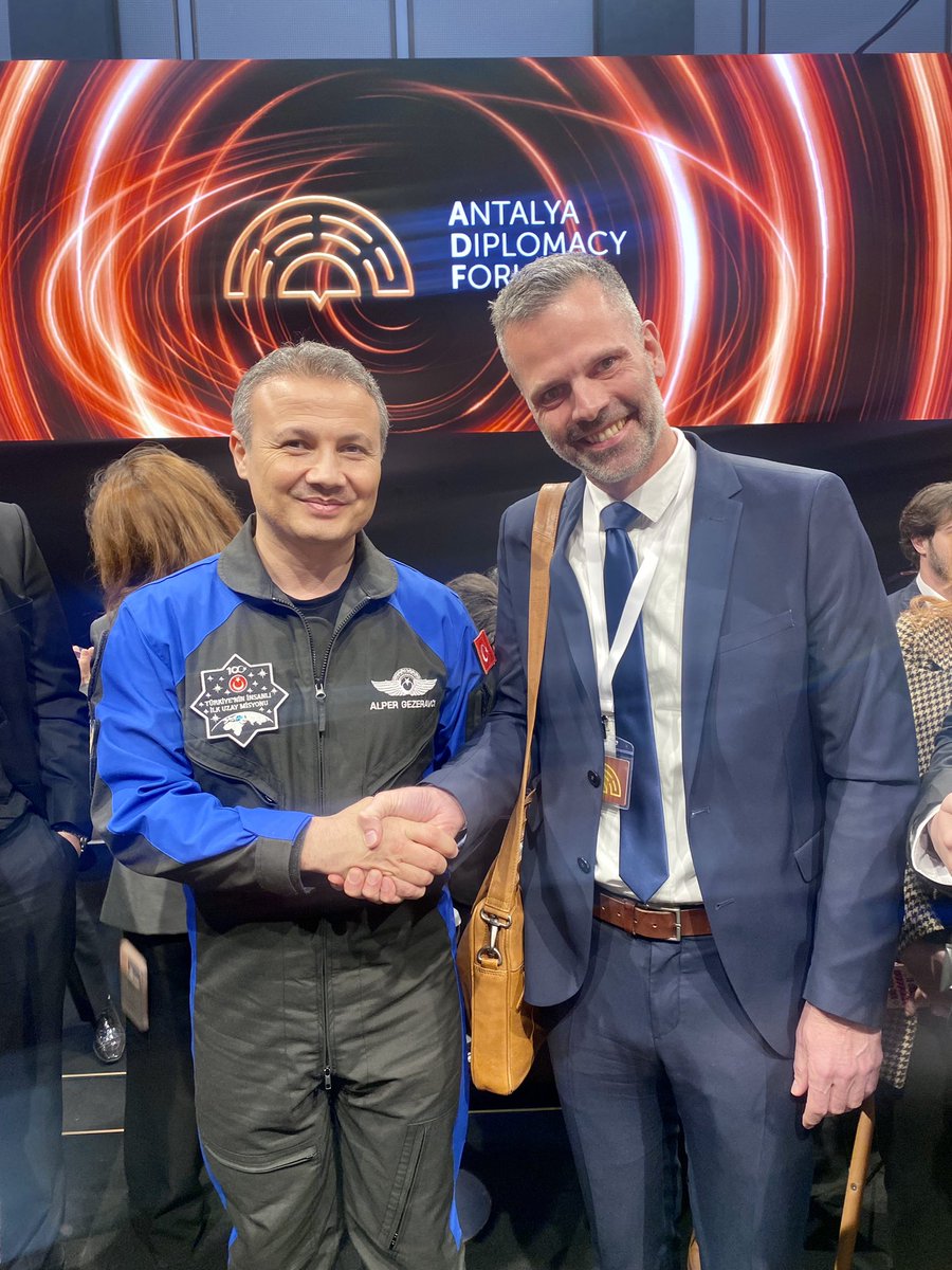 Classic diplomat meets space diplomat. A pleasure meeting 🇹🇷 first astronaut @TURKastro at @AntalyaDF 

Greetings from 🇹🇷 to @Astro_Andreas 

#ADF2024
#MEET4DIPLOMACY