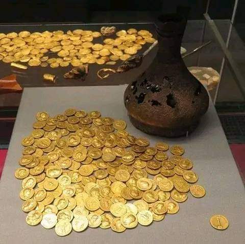 These 160, Aureus Coins (164 AD), were found below the floor of a Roman house in Corbridge in 1911. They were stored in a bronze jug, their true value hidden by 2 bronze coins wedged in its neck.

When the jug was lifted out of the ground, the weight of the gold broke it,…