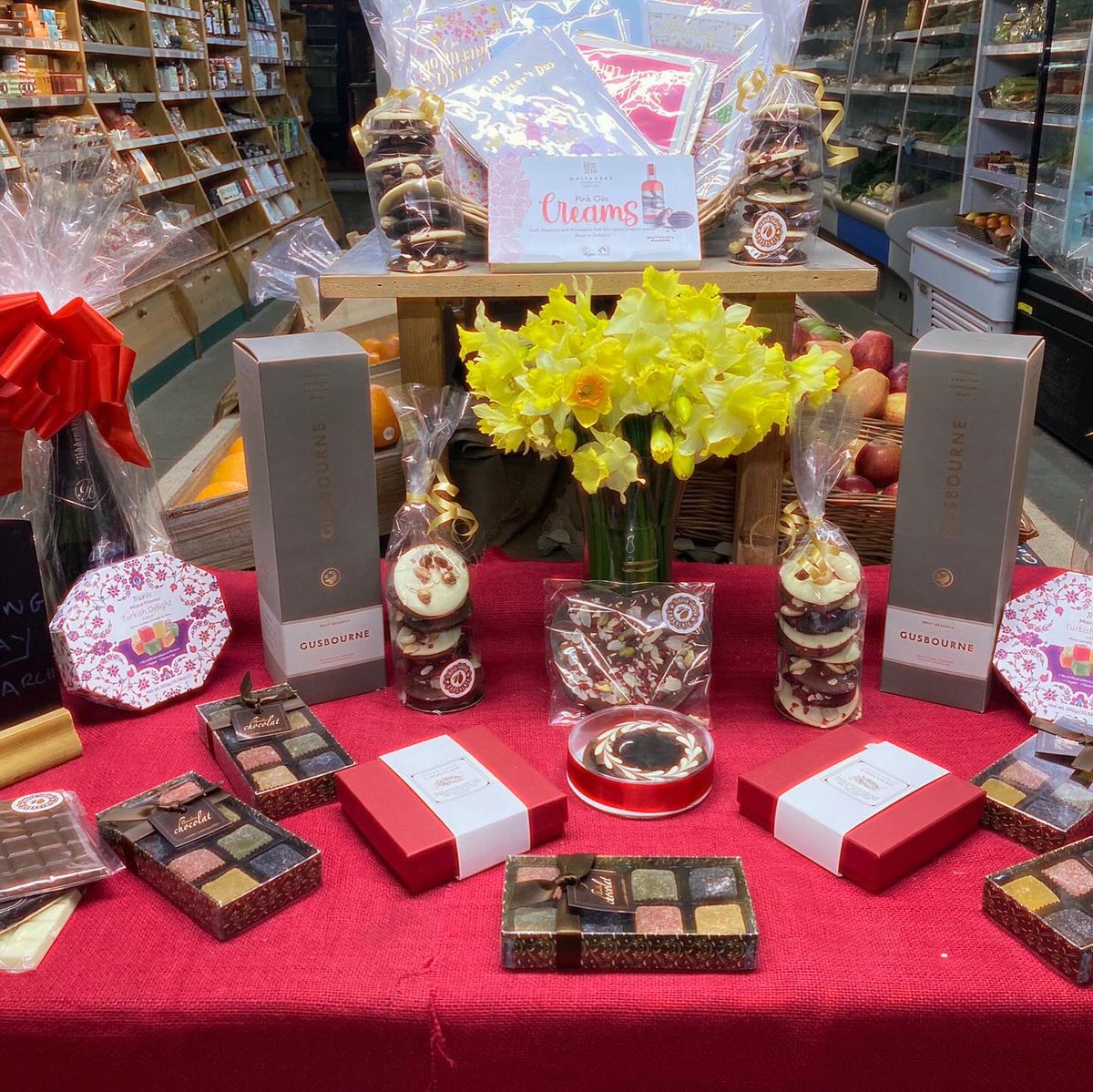 NFarmShop's tweet image. Mother’s Day treats she’ll love! You can’t beat a beautiful bright yellow bunch of daffodils, a bottle of local sparkling wine and a box of chocs! 🌼