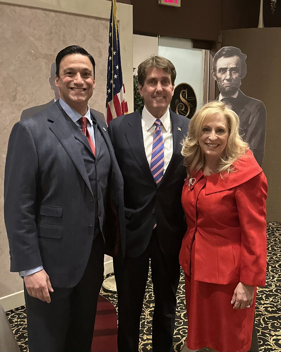 I had a wonderful time at the @GlouCoGOP 7th Annual Lincoln Reagan Dinner last night with Chairwoman Jacci Vigilante and my Campaign Chairman, @TestaForNJ!