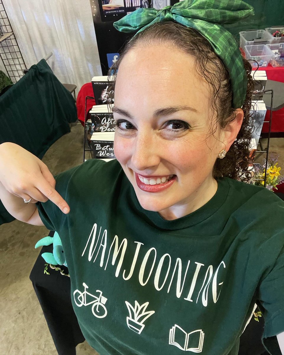 JackieSmith114's tweet image. Day 2 at the #IrishFestival! 
As we all know, we wear green to the Irish Festival.
You know what’s green?
My Namjooning shirt.
#APOBANGPO #ARMYForever #BTSForever 💚🍀💚🍀