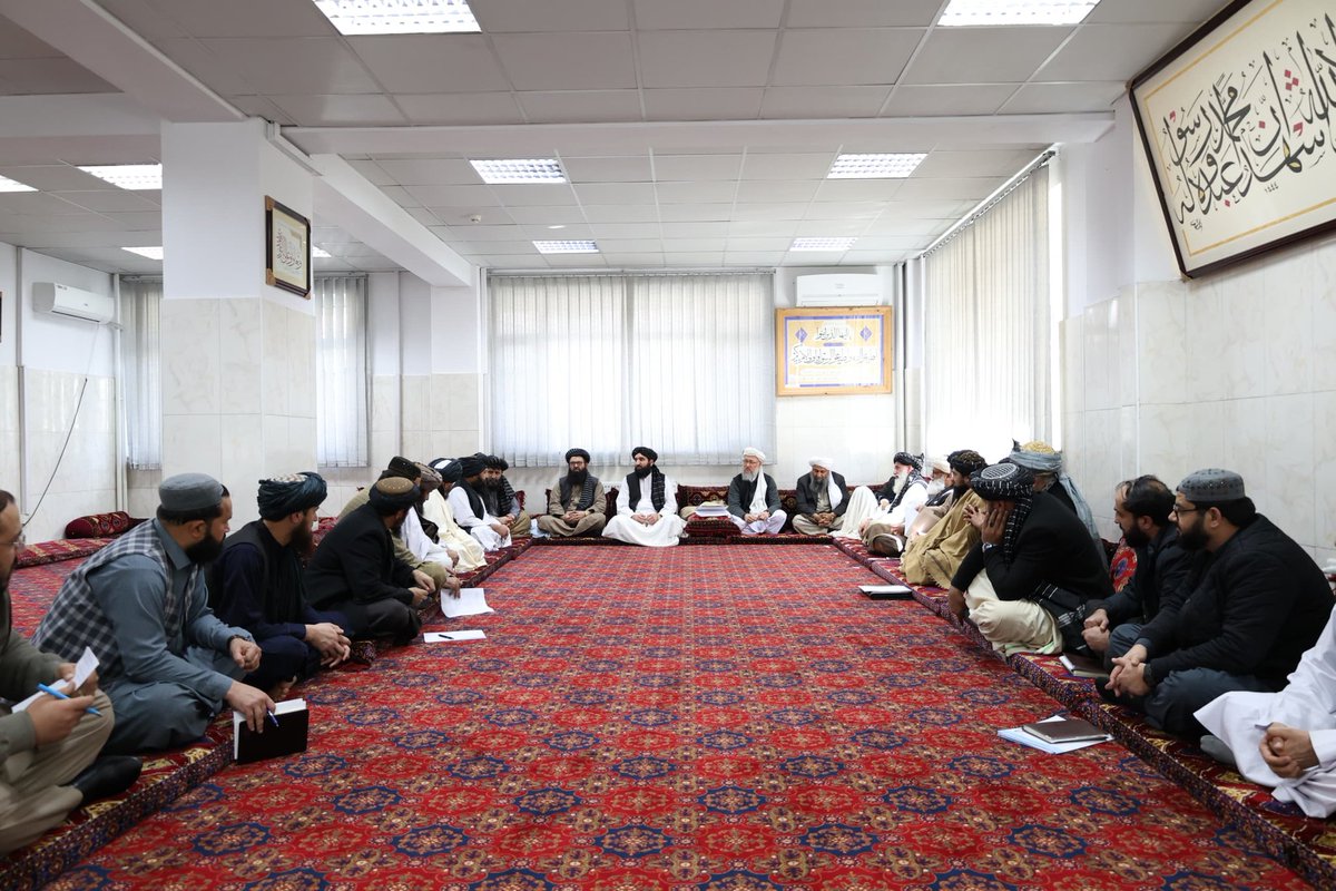 د عالیقدر امیرالمؤمنین شیخ القرآن و الحديث مولوي هبةالله آخندزاده حفظه الله له لوري د ګومارل شوي پلاوي غونډه نن د ریاست الوزراء اداري مرستيال محترم مولوي عبد السلام حنفي په مشرۍ د مؤظف پلاوي د اعضاو په ګډون جوړه شوه.