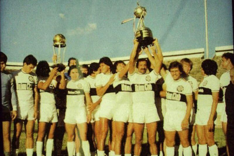 Hace 44 años, Olimpia 🇵🇾 vencía 2-1 a Malmö y se coronaba campeón intercontinental 🏆. Facturaron Solalinde-Michelagnoli / Erlandsson. La ida la había ganado 0-1 con gol de Isasi. Es el único equipo paraguayo en conseguirlo.