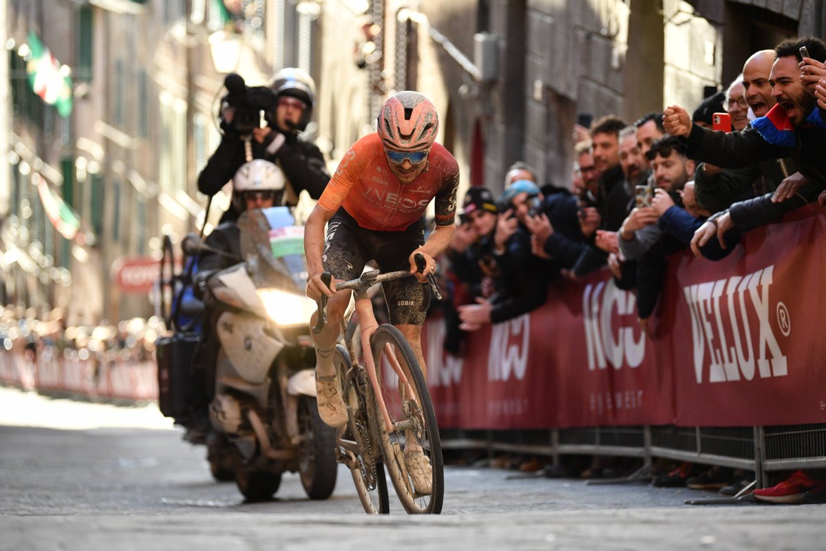 A cyclocross race on a beach ? ❌ A nice Saturday escapade through Tuscany ✅ 🚿You deserve the longest of showers @tompidcock #StradeBianche