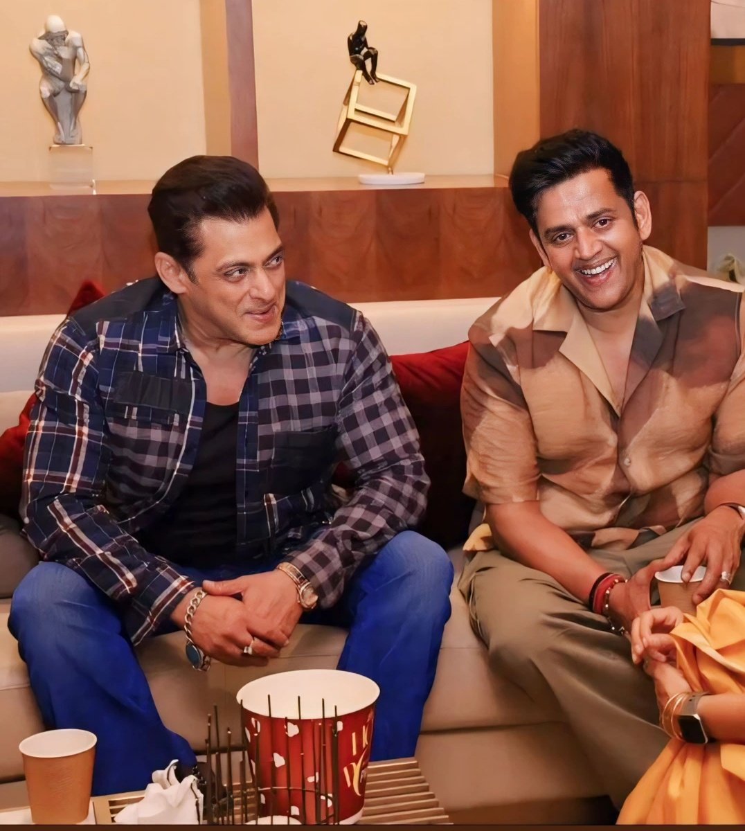 Latest pic : Megastar #SalmanKhan with #AamirKhan, Kiran Rao and Ravi Kishan at #LaapaataLadies screening. ❤️