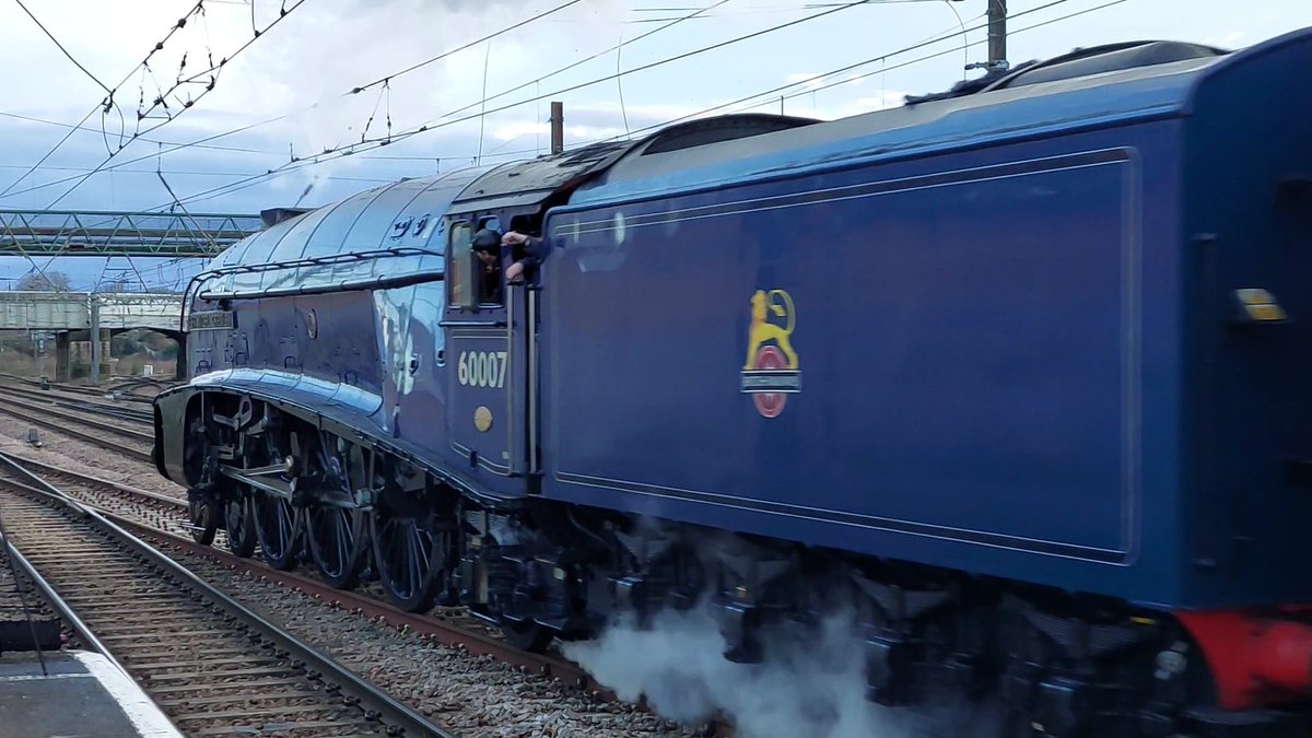 susan_comerie's tweet image. It was great to see #SirNigelGresley passing through Doncaster on his return journey to London Kings Cross, shame no horn though 🙄 I&apos;m sure he took us on the @nymr from Pickering to Goathland in 2008/09? Or it was an engine that looked like him 🤔 apologies for my ignorance! 😬