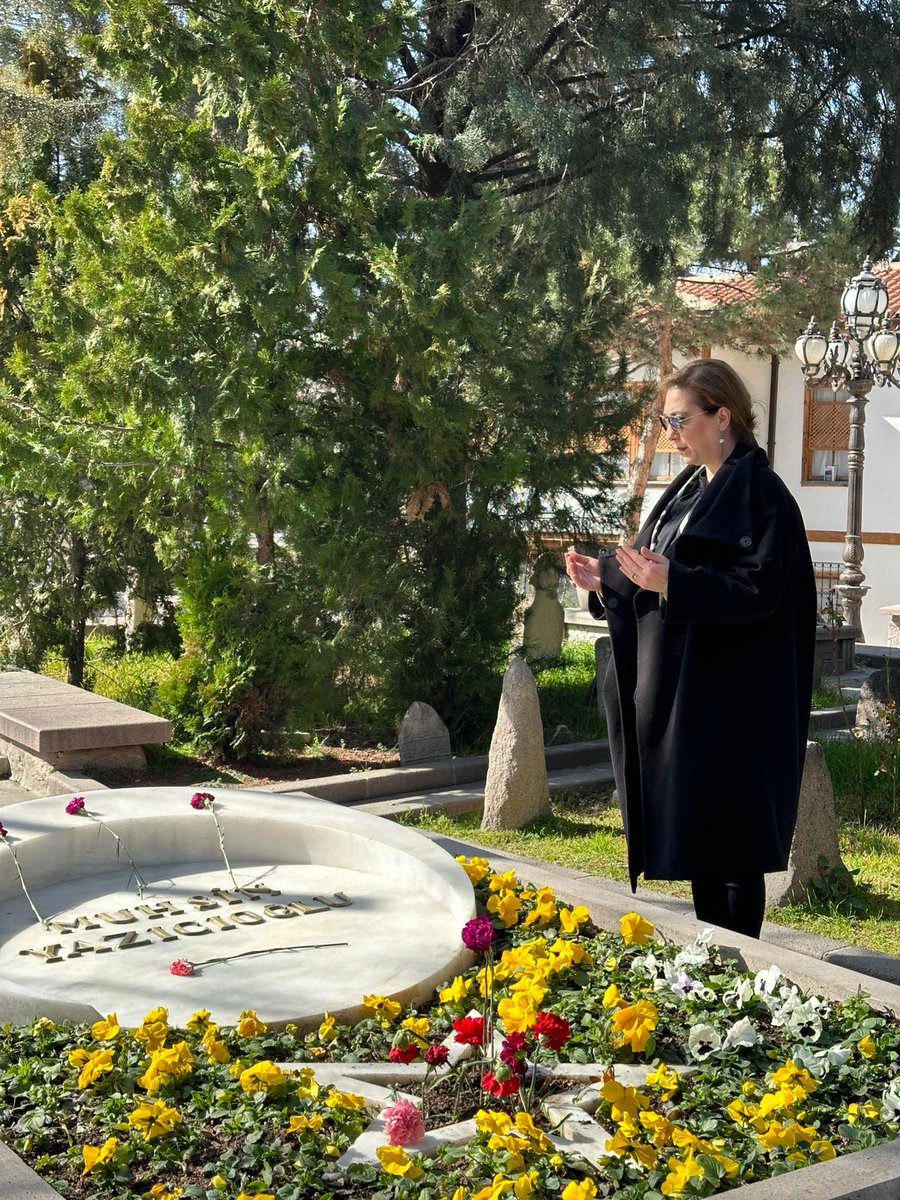 'Türk ata bindiğinde Alparslan’dır, Yavuz’dur… Attan indiğinde ise Mevlana’dır, Yunustur…' Değerli dava insanı Muhsin YAZICIOĞLU'na Yüce Allah'tan rahmet diliyorum.