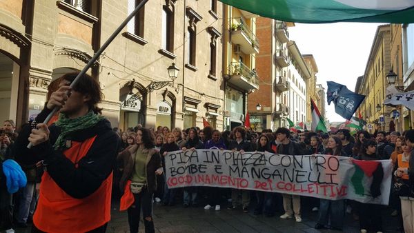 DinamoPress's tweet image. #Pisa A più di una settimana di distanza dal corteo dei collettivi di studentesse e studenti medi brutalmente caricato dalle forze dell&apos;ordine, il coordinamento dei collettivi degli istituti pisani ha oggi portato in piazza almeno ottomila persone. Info e foto di @exploitpisa