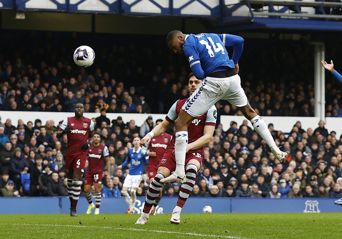 From zero to hero!

Beto meets James Garner's wonderful cross and heads past a stationary Alphonse Areola 💥 

#EVEWHU