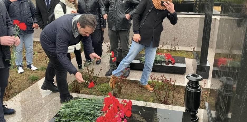 19 il öncə jurnalist Elmar Hüseynov evinin qarşısında öldürüldü.

Öldürülən günü verilən  suallar və şübhələr hələ də aktualdır. Amma ölümü günü həmin sualları verənlərin, alovlu çıxış edənlərin çoxu indi suallarını ünvanladığı tərəfdədir. Bu da ölkənin 19 ildə gəldiyi yeri