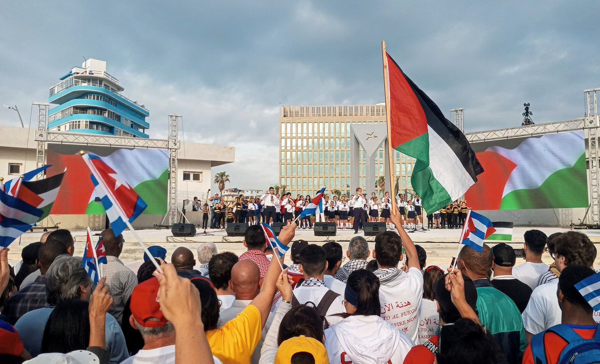 UNEAC_online's tweet photo. #TodosSomosPalestina| Las voces de los artistas  se suman al reclamo mundial para detener el genocidio contra el pueblo Palestino. El arte no podrá nunca ser indiferente ante la barbarie que hoy se denuncia desde Cuba.
#PalestinaLibre
#UNEAC
#AquíEstamos https://t.co/2S9i3MrWqQ