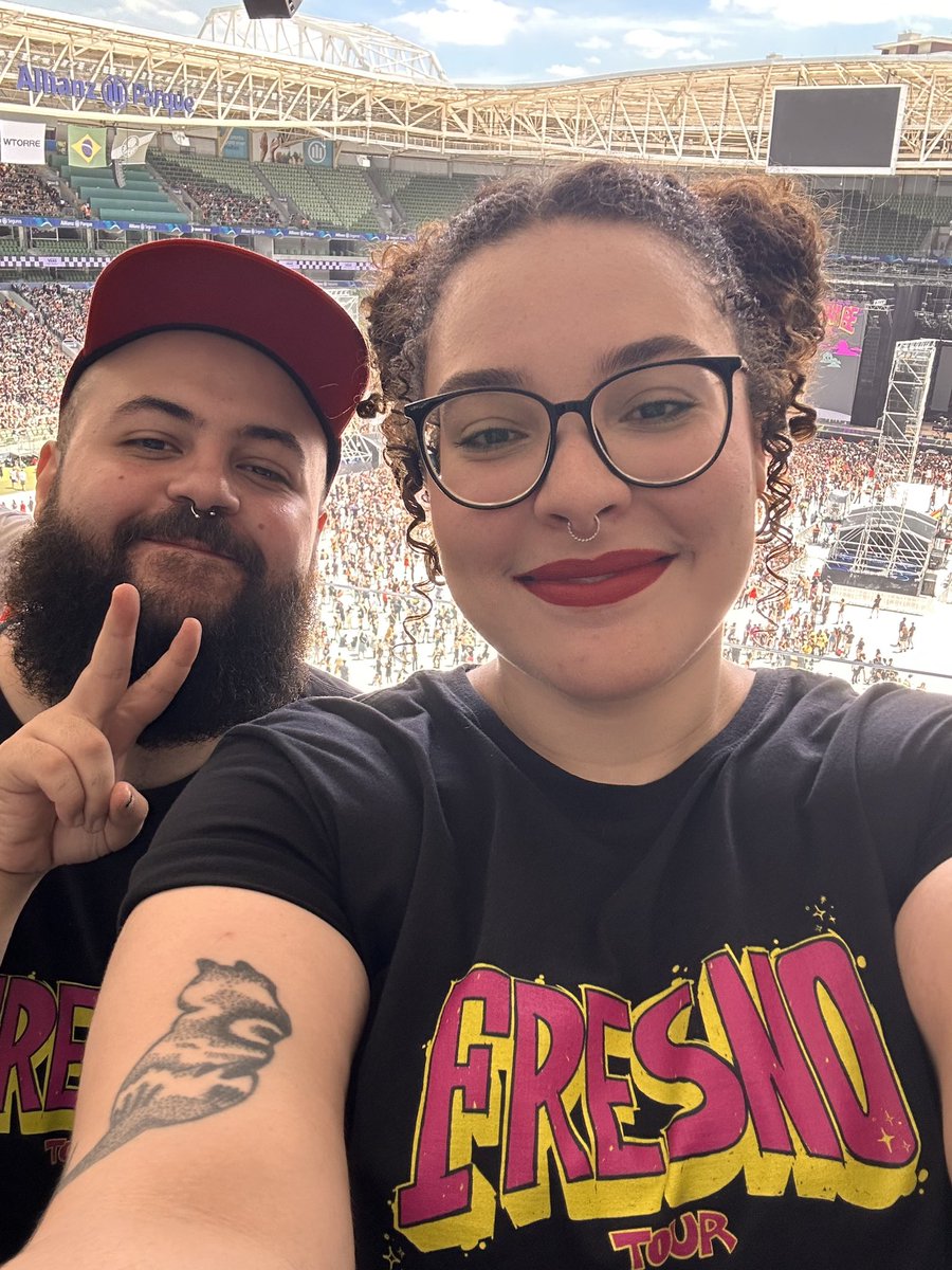 viccolvara's tweet photo. Fui hj no @iwannabe_tour com meu amorzinho (@vini_amado) só pra ver eles!! 

 @fresnorock @lucasfresno ❤️✨😭 https://t.co/LPru4ZPe8d