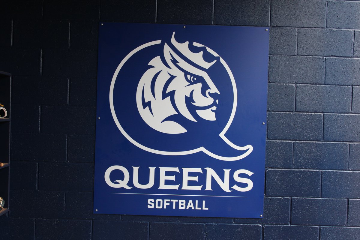 KnotholeNC's tweet photo. Getting ready for some @RoyalsSball too. #QueensSoftball #Knothole https://t.co/ZeC8hObe7U