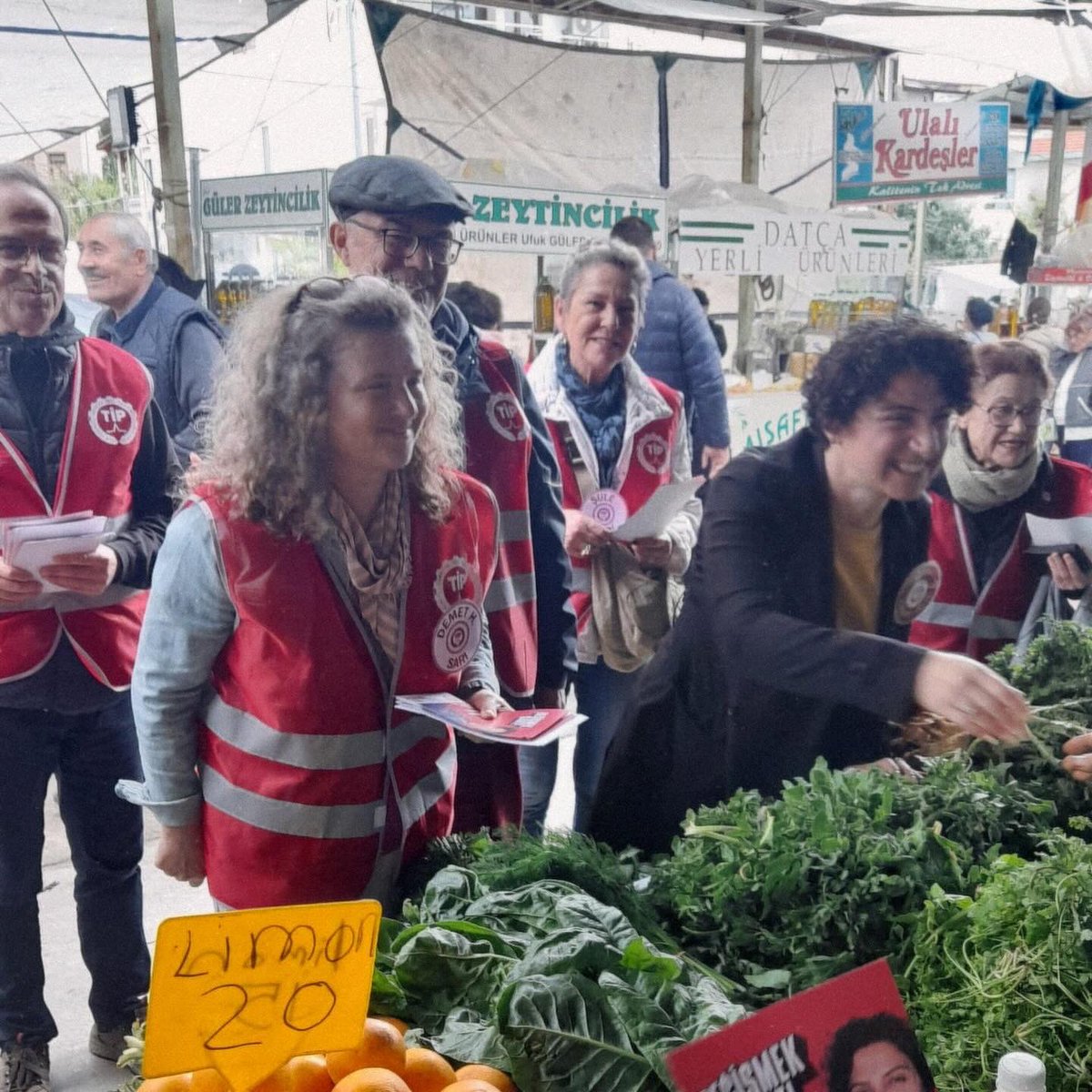 deveci_busra_'s tweet photo. Bugün TİP Datça belediye meclis adaylarımızla birlikte Datça pazar yerini ziyaret ettik. 

Rantçı değil, halkçı belediyecilik için #değişmekşart

#Değişmekşart #tip #türkiyeişçipartisi #tipdatça #belediyebaşkanadayı #datça #büşraalemdar #2024yerelseçimleri #2024seçim https://t.co/FRB81dX6pb