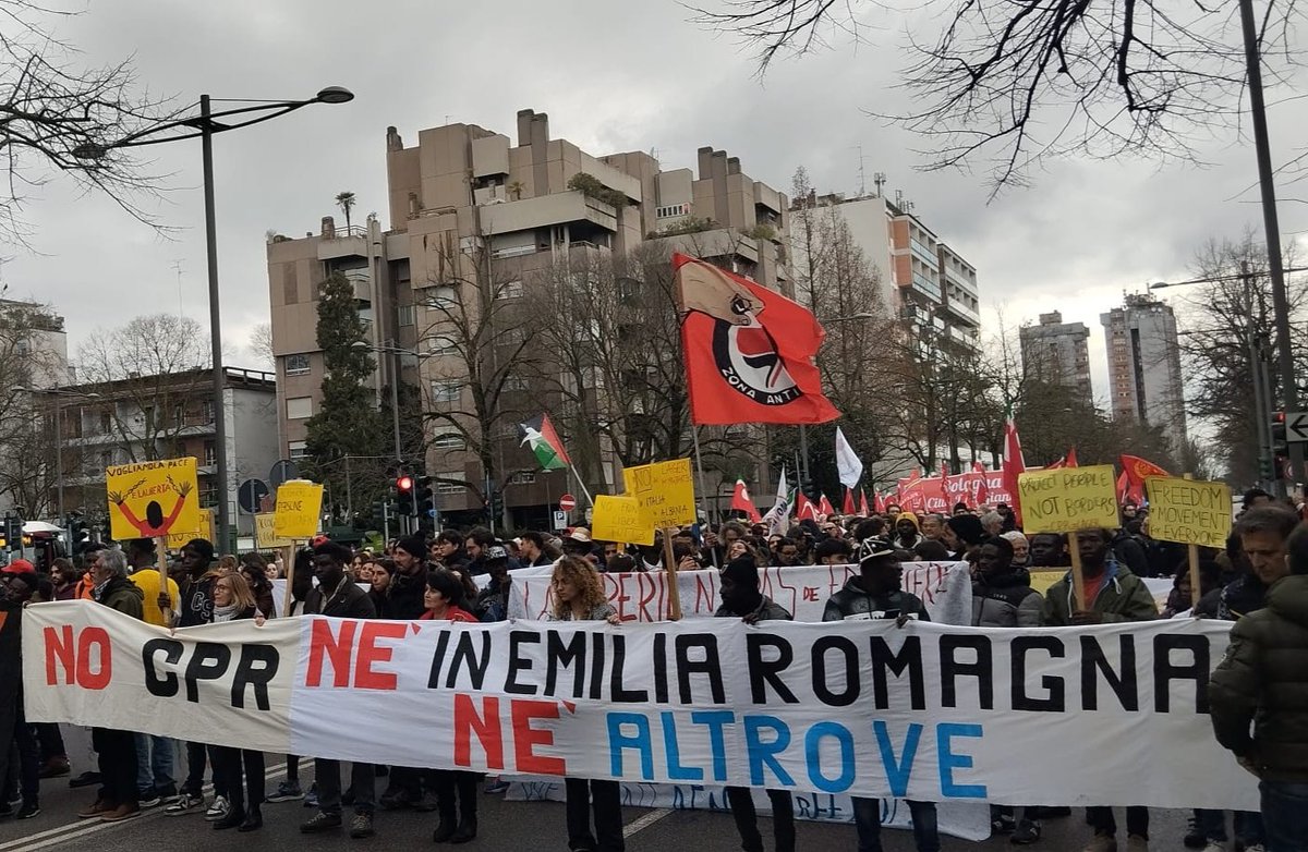 Attraversata in corteo la città, la giornata si è conclusa con una serie di interventi nella storica cornice di Pazza Castello, da dove è stato rilanciato l'appuntamento per il corteo <a href="/nocpr1/">noCPR</a> a #Milano il prossimo 6 aprile.
3/3