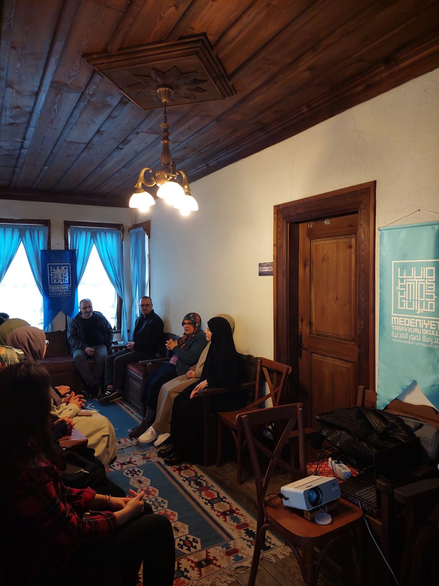 FATMAGLUHADAR's tweet photo. MTO Kastamonu yeniden faaliyete başladı. Yusuf Kaplan Hocamızın online katılımıyla yeni MTO 'lu  kardeşlerimizle, tanışma toplantısını gerçekleştirdik. Heyecanlı ve feyizli bir başlangıç oldu. Elhamdülillah... daim olsun inşallah...🌹 https://t.co/5ujPInpeSy