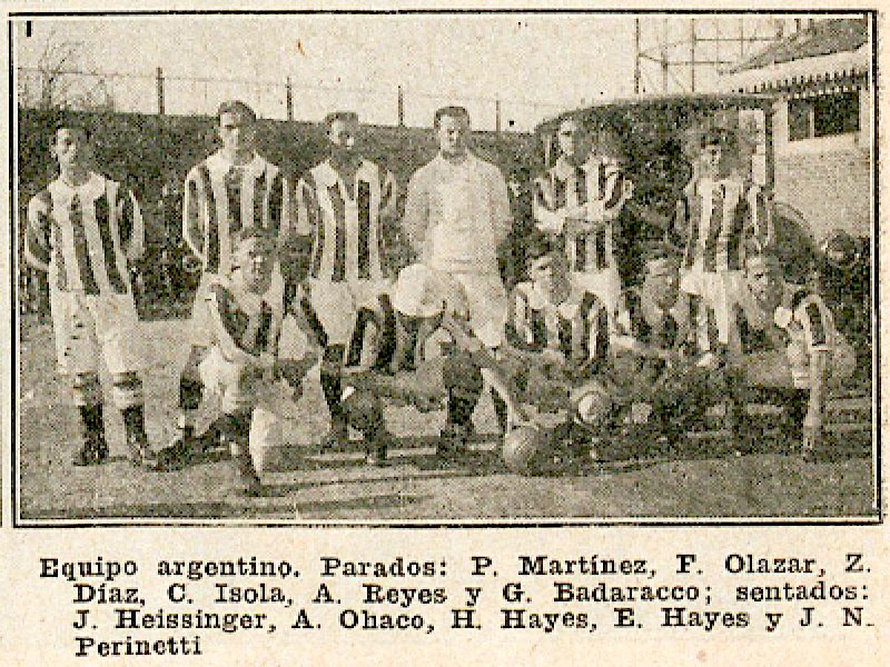 Final de la primer Copa América Argentina VS Uruguay 
Estadio GEBA, 16 de julio de 1916

ZENON DIAZ, HARRY y ENNIS HAYES de ROSARIO CENTRAL representando a la Argentina.