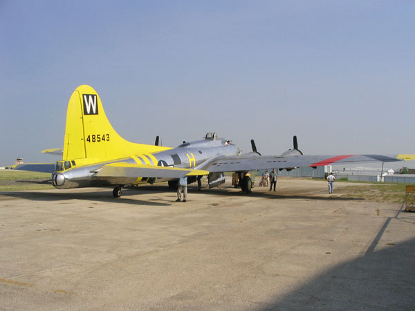 RogerCo90183278's tweet photo. At AAF Station 174 Sudbury, Suffolk, a 'square/W' identified the 486th Bomb Group while yellow fins placed its B-17s in the 4th Combat Bomb Wing. https://t.co/OJPDfSmmKb