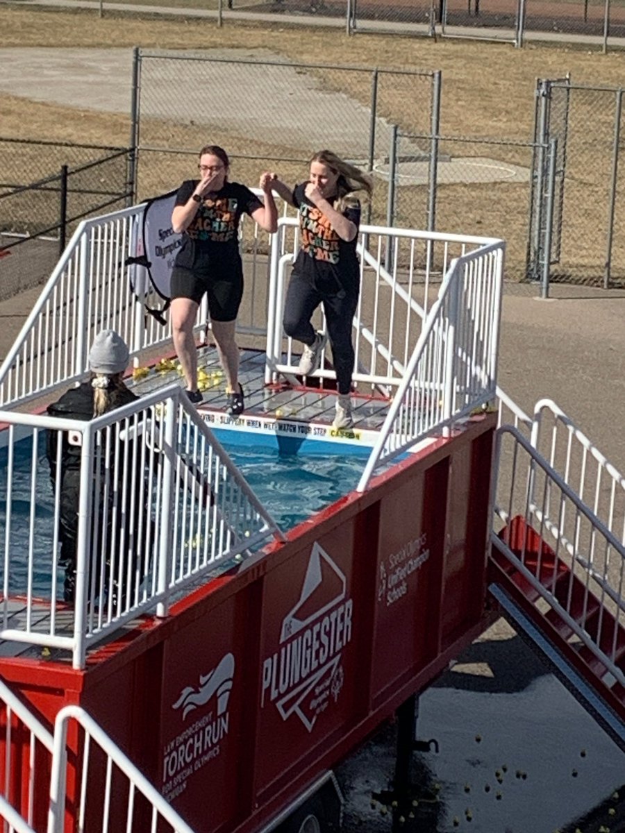 WKHSCaptains's tweet photo. 80 Kettering & Mott students & 13 staff members participated in the Polar Plunge hosted by Link Crew and NHS. The community raised over $16,000 for Special Olympics. #captainpride https://t.co/mIZa6T323o