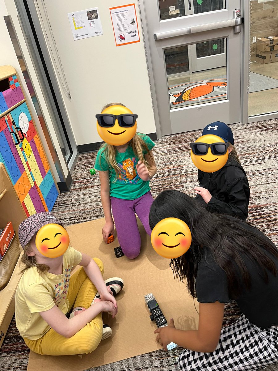 DunfordTeach's tweet photo. 4th and 1st grade buddies explore coding together with #Ozobots and #Cubelets @HESHawksSVVSD https://t.co/4A4kYsSZuA