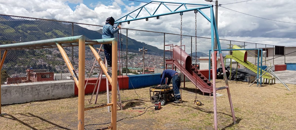 ObrasQuito's tweet image. 👷🏻#EspaciosPúblicos | Ahora luce renovado el parque Jaramillo Arteaga en el sector #PioXII👷🏻

Trabajamos en:
👉🏻Pintura canchas deportivas
👉🏻Arreglo de juegos infantiles 

#QuitoRenace