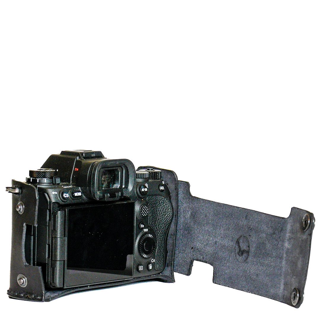 Handmade leather half case for the Sony Alpha 9 III ready for a customer. 
Good protection and will get a nice patina. 

#lærarbeid
#handlahima
#leathercrafts
#leathercrafting
#leatherwork 
#haugesund
#gullleather
#sonyalpha
#sonya9iii
#sonynordic
#leatherhalfcase