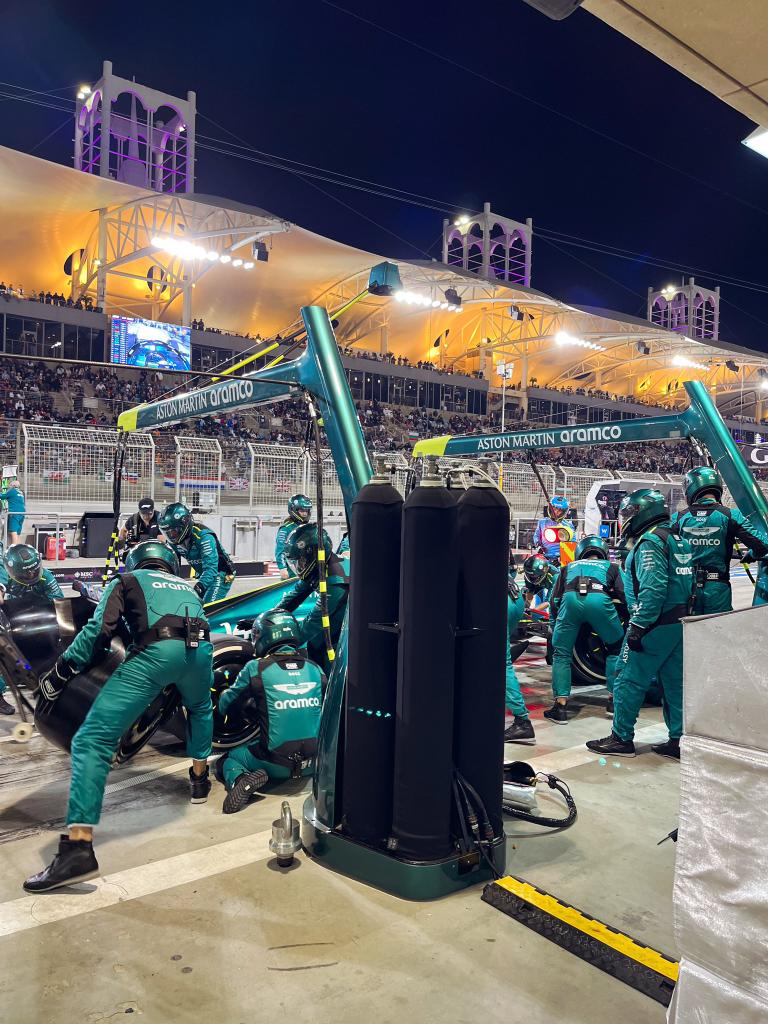 Faltan 15 vueltas y Fernando se detiene para montar un segundo juego de neumáticos duros.

#BahrainGP