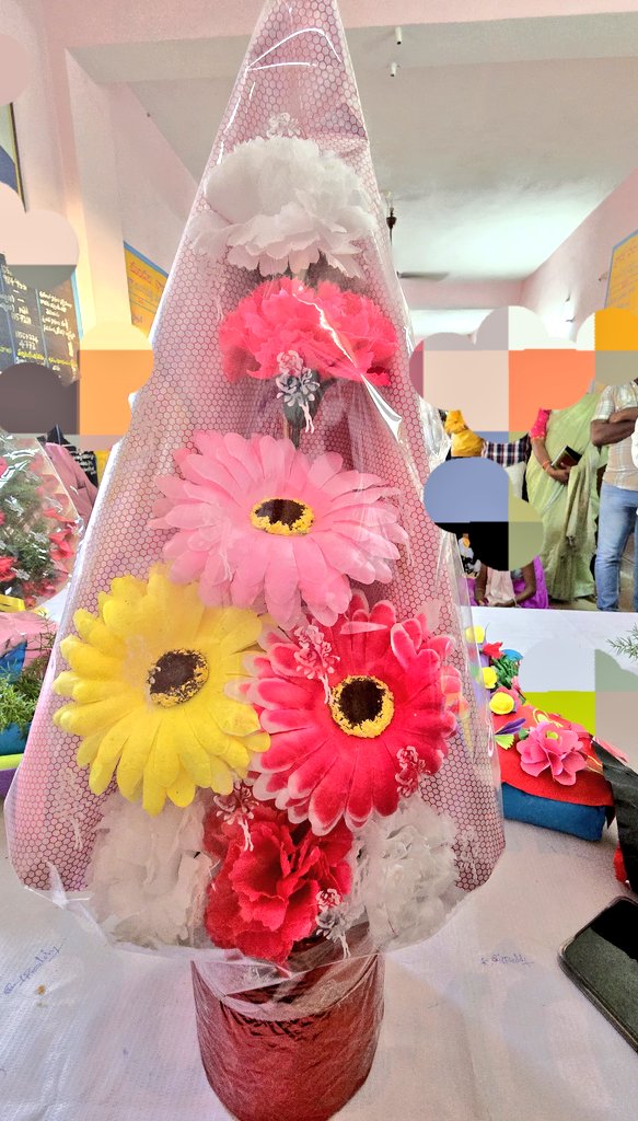 As if the plastic already pervading this planet was not enough❗️ We have come up with one of mankind's 'greatest innovations'- #Plastic flowers in a plastic bouquet🙄 ☝🏻Not just a problem for the planet but also for the livelihood of the flower farmers. #JustSaying