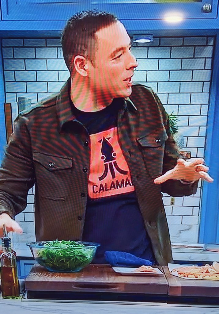 I'm trying really really hard to pay attention to your pizza, @JeffMauro, I really am. 😋
But I can't stop obsessing over that shirt... 👀
#TheKitchen
#GottaHaveIt...
🔥🔥🔥🤘