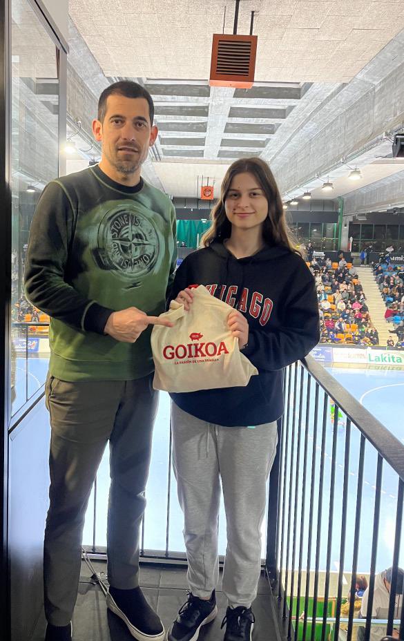 CDXOTA's tweet photo. 🙌🏻 #Goikoa y @Bi_Sisters siempre con #OsasunaMagna.

📸 Aquí los ganadores de un magnífico lote de productos cárnicos y de una comida para dos personas en la mejor hamburguesería de Pamplona. 

💚 ¡Enhorabuena! Zorionak! https://t.co/m1ZYcNwq5s