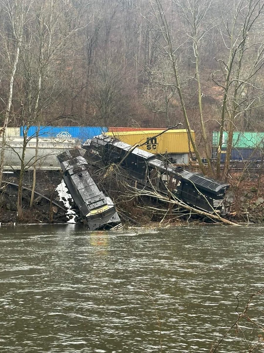 BREAKING: Emergency crew responds to Norfolk Southern train derailment in Pennsylvania that led to several cars landing in the Lehigh River.