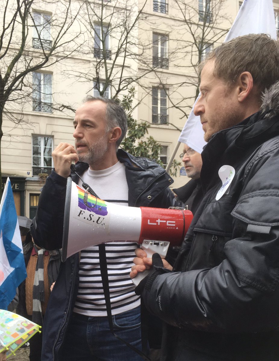 Les parents ont été au rdv malgré la pluie, organisations syndicales et élus de Paris tous rassemblés place de la Sorbonne, pour demander plus de moyens pour l’école publique.  Une belle mobilisation qui s’inscrit forcément dans la durée. #Cden