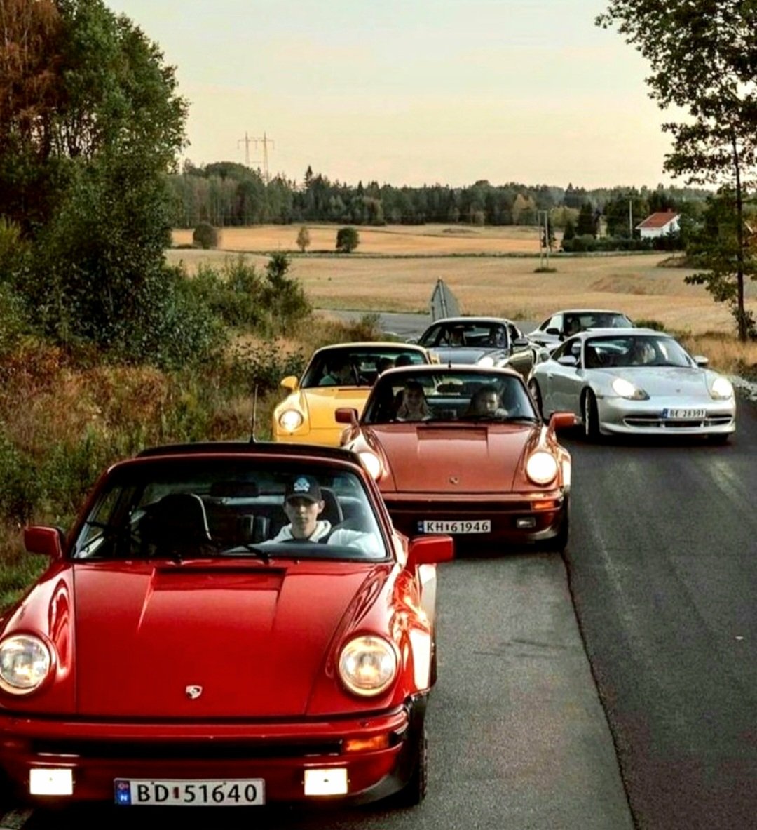 Friends with Porsches! ❤️🤎💛🩶