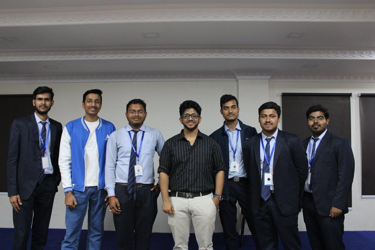 GDGCampusAEC's tweet photo. @GDSC_AEC hosted a session with @vg19988  and @PrayagDwivedi11  on DSA, placements, and profile building. 🚀💼

Thanks, Vivek Gupta and Prayag Dwivedi, for lighting our path. Let's excel together! 🚀✨ https://t.co/SSZs6GajRs