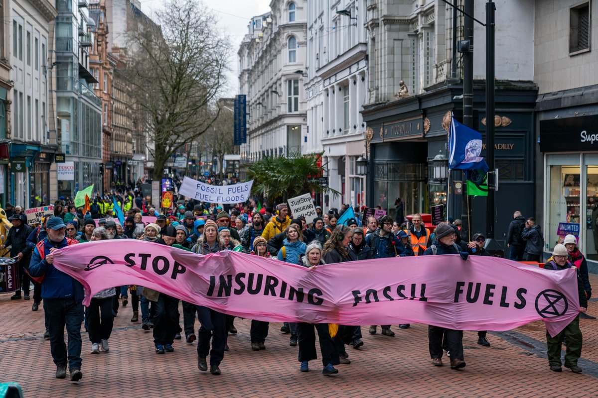 XR local groups have rocked the insurance industry UK-wide demanding an end to fossil fuels! From Glasgow to Manchester, Bridgend to Brighton, #ExtinctionRebellion groups held insurance giants like @AIGinsurance, @Zurich & @TokioMarine accountable for their role in #ClimateChaos