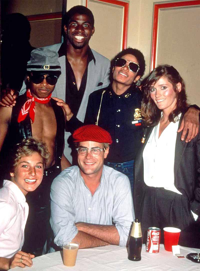 Magic, Michael Jackson, Randy Jackson, Margot Kidder, Tatum O’Neal, and Dan Aykroyd at a party in 1982. 🔥