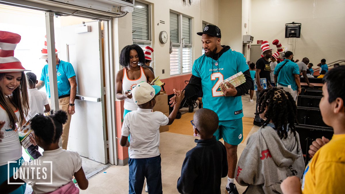 .@astronaut celebrated Dr. Suess’ birthday and the 8th annual “Tackle Reading” event by reading “Green Eggs and Ham” to students at Norwood Elementary. 😊📚