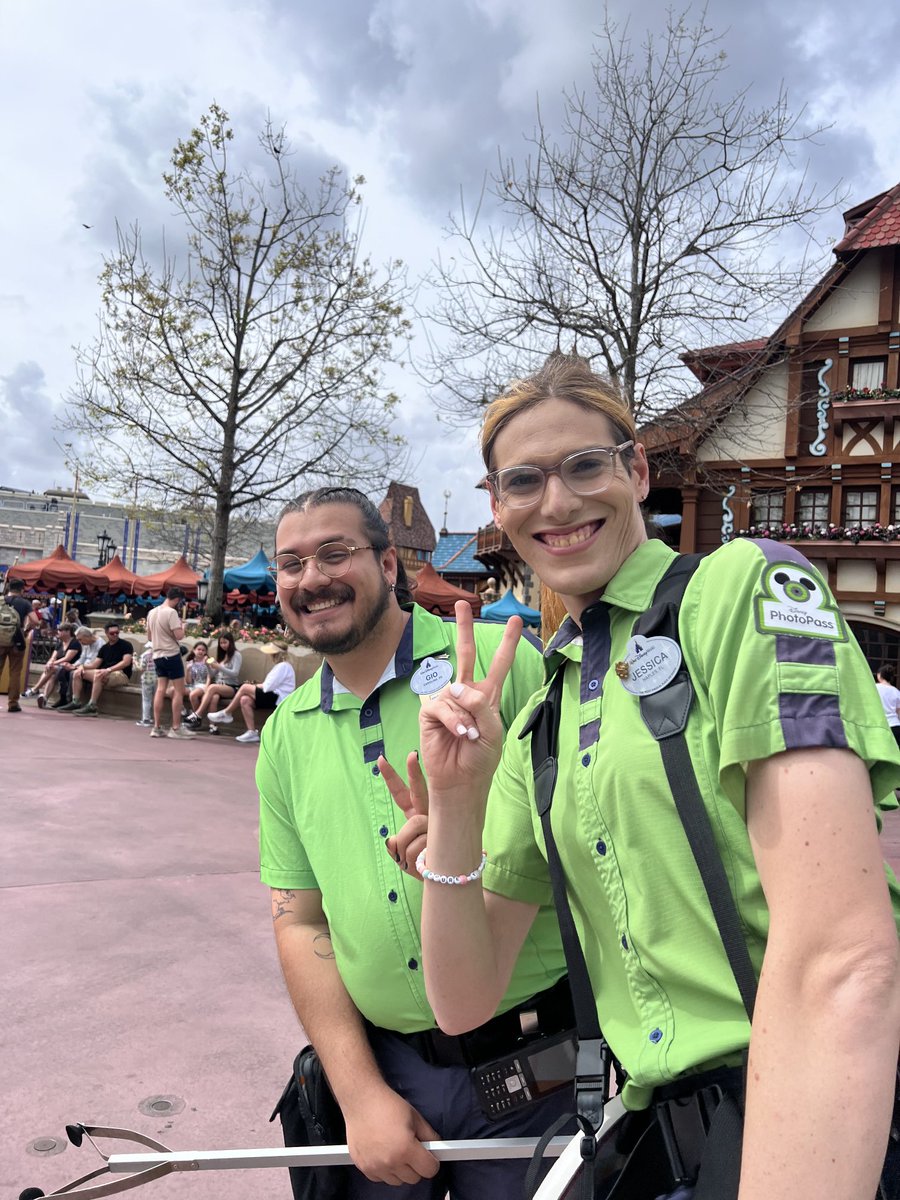 ⁦@WaltDisneyWorld⁩ ⁦@CastCompliment⁩ #castcompliment thank you Gio and Jessica, a huge thank you for taking the time and taking some special pictures of us by the castle. You always take great shots.