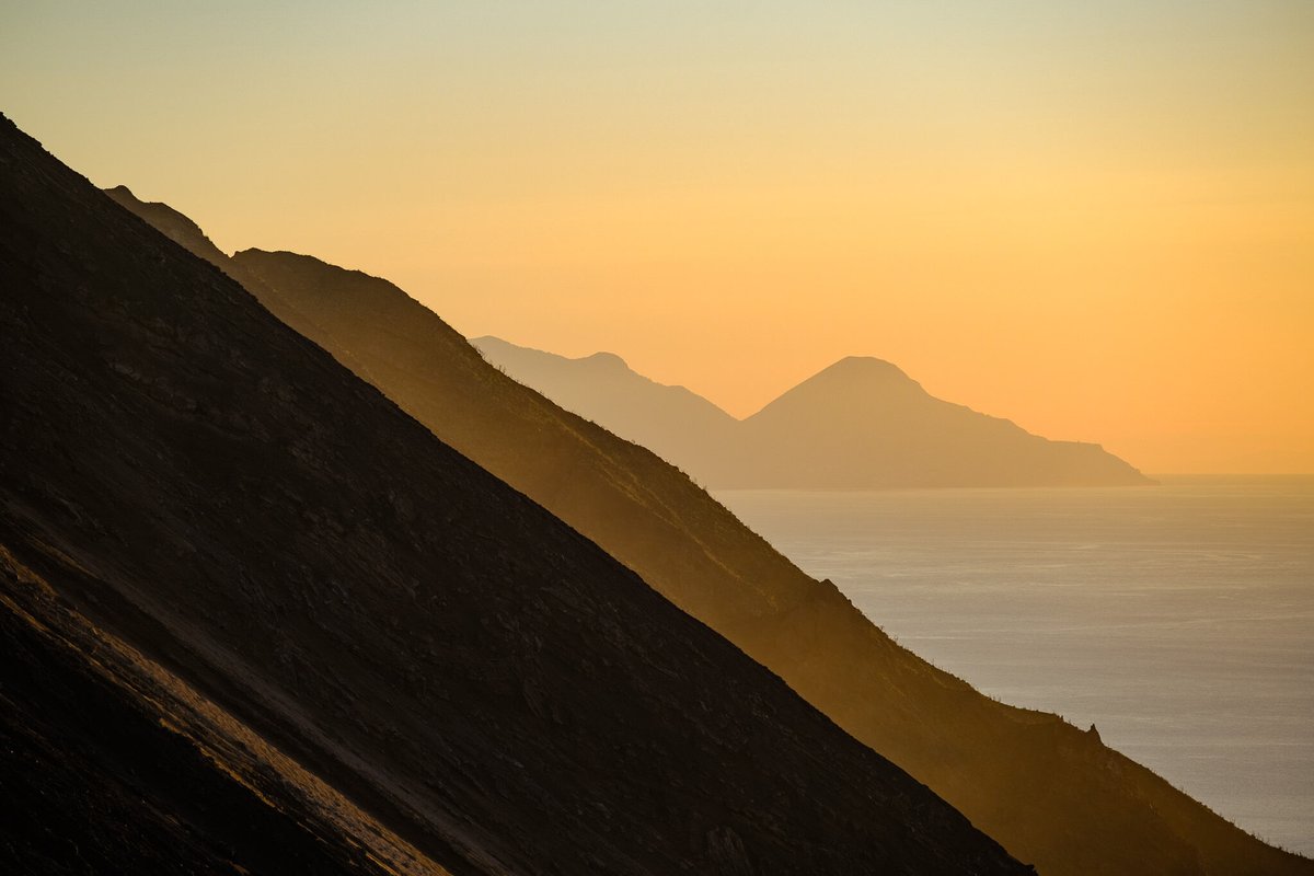 Sonnenuntergang auf Stromboli mit Blick nach Salina. Ich liebe die Inseln... Freue ich auf Pfingsten, wenn es endlich wieder zu den Vulkanen geht!
#fotoreisen #fotoreise #workshopfotoreise #stromboli #liparischeinseln #isoleeolie #fujixt5 #fujifilmxt5 #fujifilm_x_series #fujifilm