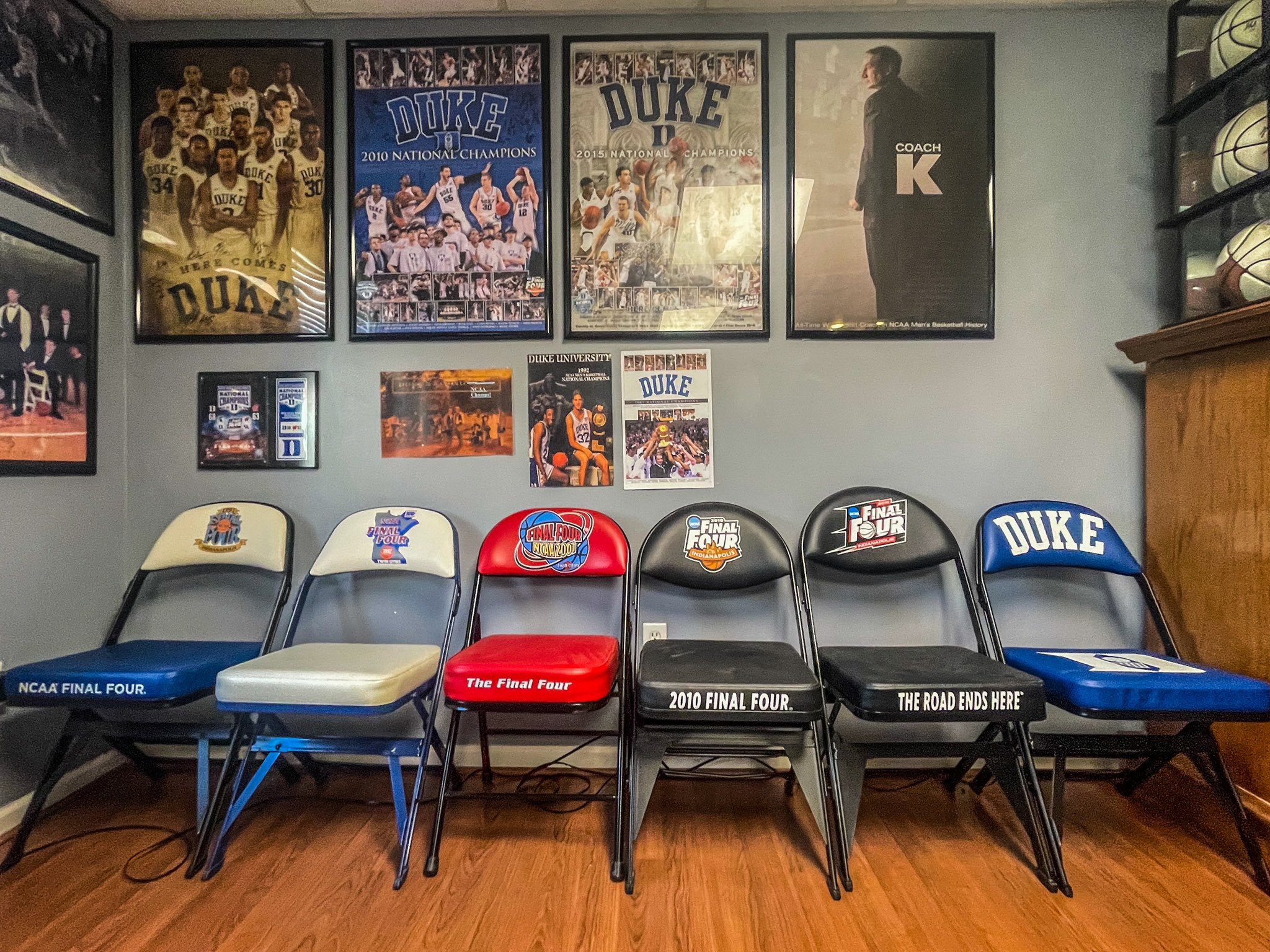 Indoor cave chair shop